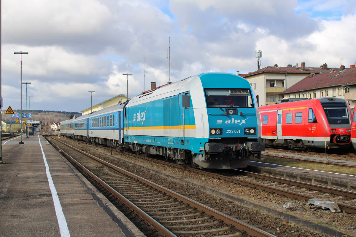 alex 223 061 steht nach der Zugteilung Schwandorf mit den 4 verbliebenen Wagen in Richtung Prag bereit zur Abfahrt. (26.02.2023)