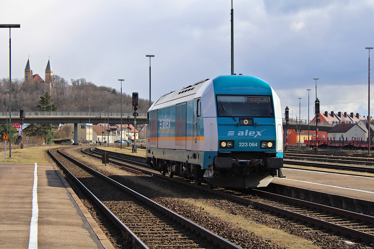 alex 223 064 rangiert nach der Zugvereinigung in Schwandorf in die Abstellung. (26.02.2023)