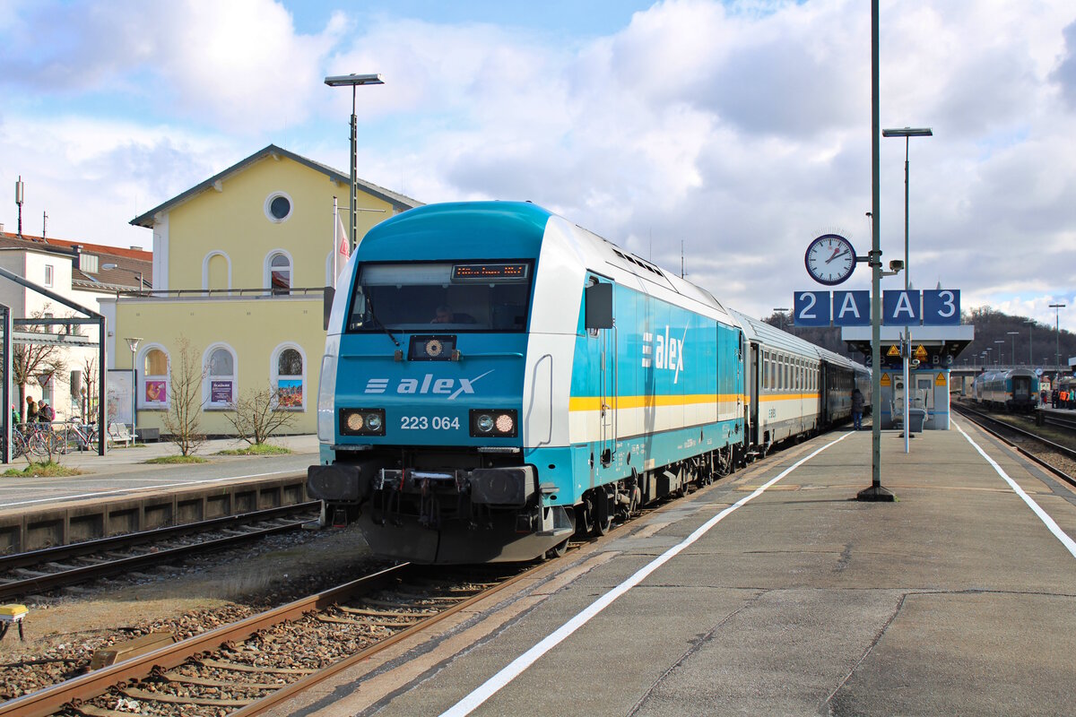 alex 223 064 steht mit ihren Wagen aus Prag in Schwandorf bereit zum Umsetzen der Wagen an den Zugteil aus Hof zur Weiterfahrt nach München. (26.02.2023)
