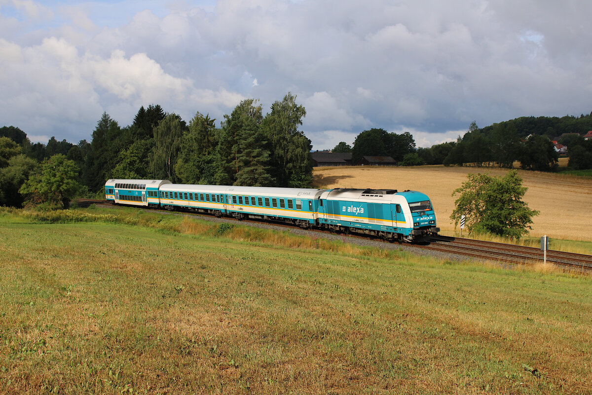 alex 223 065 fährt mit einem RE2 (München Hbf - Hof Hbf) durch das kleine Dorf Eschendorf in der Oberpfalz. (26.07.2023)