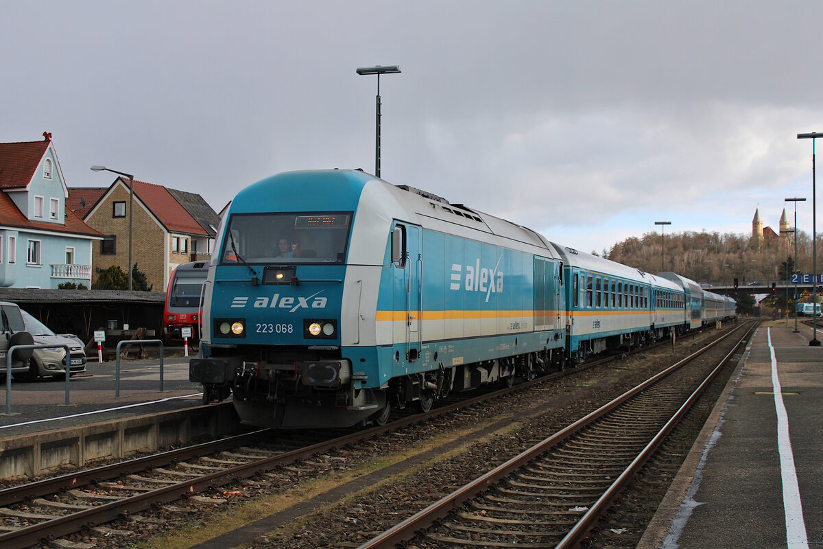 alex 223 068 erreicht mit dem RE von München kommend Schwandorf. Nach der Zugteilung wird 223 068 mit den vorderen drei Wagen nach Hof weiterfahren. Die hinteren Wagen fahren weiter nach Prag. (26.02.2023)