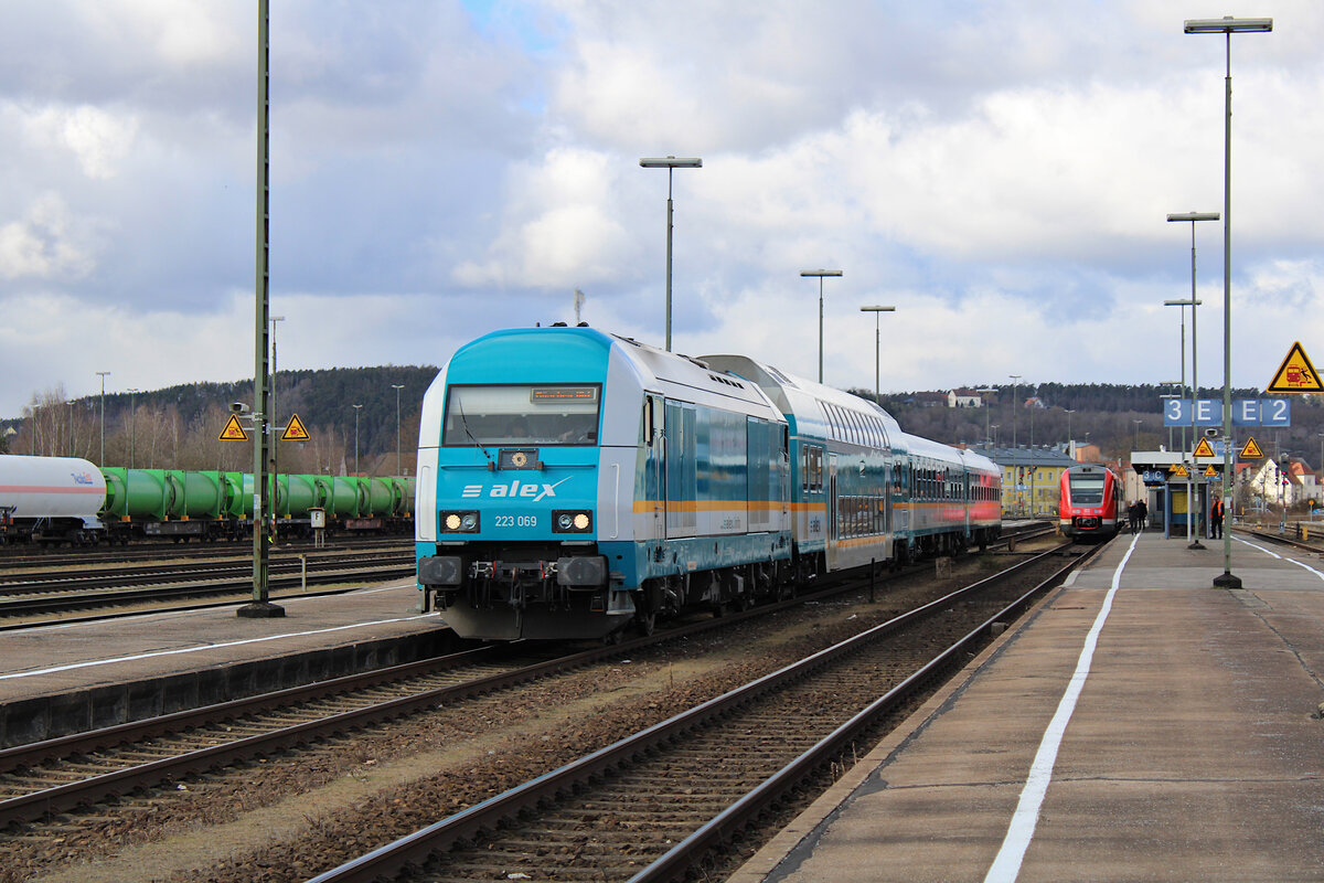 alex 223 069 erreicht mit dem Zugteil aus Hof kommend Schwandorf. Nach der Vereinigung mit dem Zugteil aus Prag fährt der Zug weiter über Regensburg nach München. (26.02.2023)