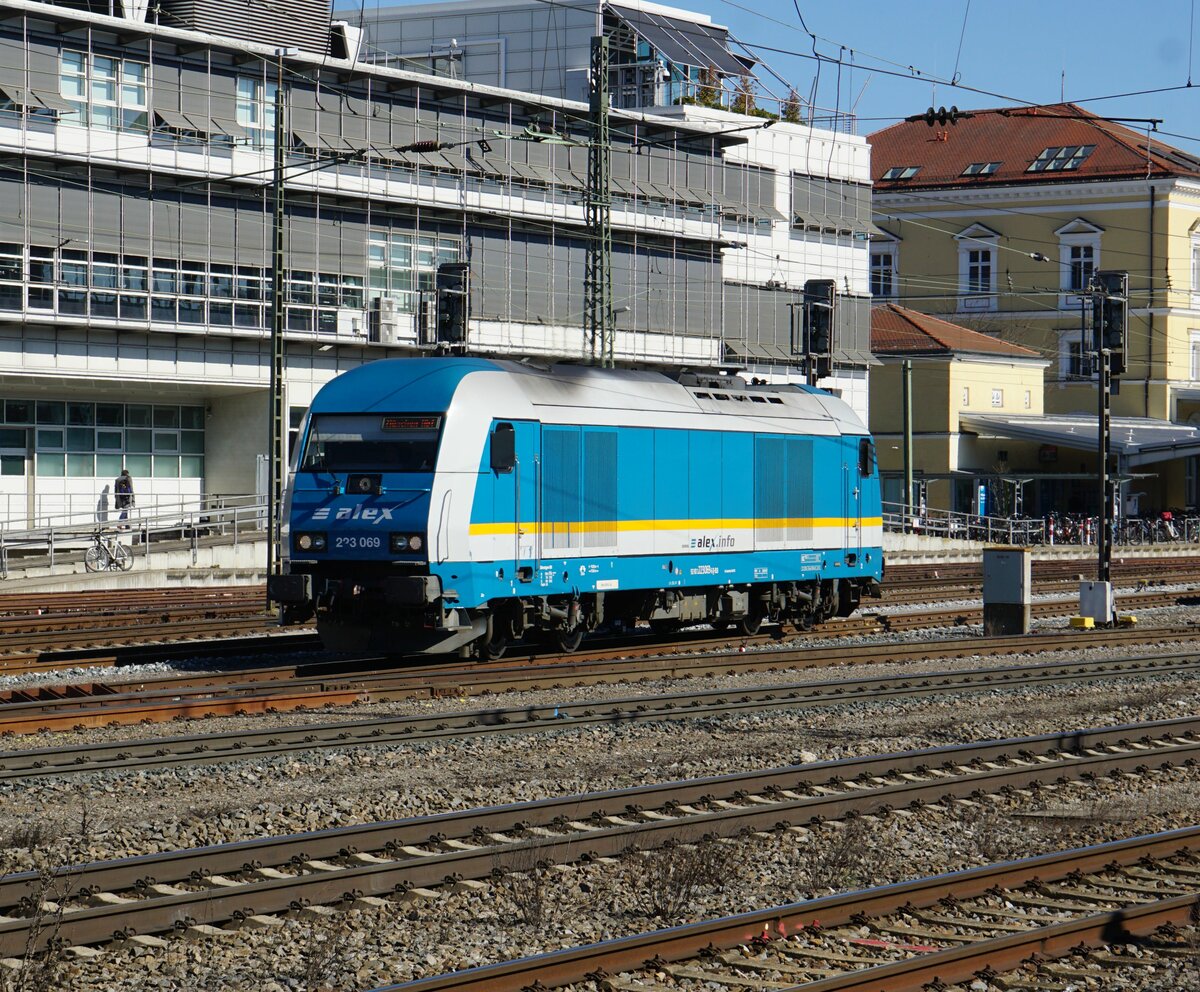 Alex 223 069 hat ihren Zug aus Hof gebracht ubd rangiert auf dem Regensburger Hbf. 09.03.2022.