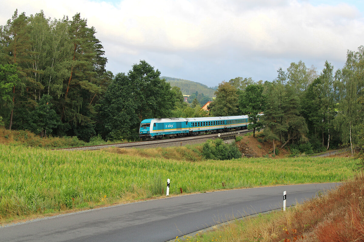 alex 223 071 ist mit einem ALX RE2 von Hof Hbf nach München Hbf unterwegs, hier kurz vor Windischeschenbach. (26.07.2023)