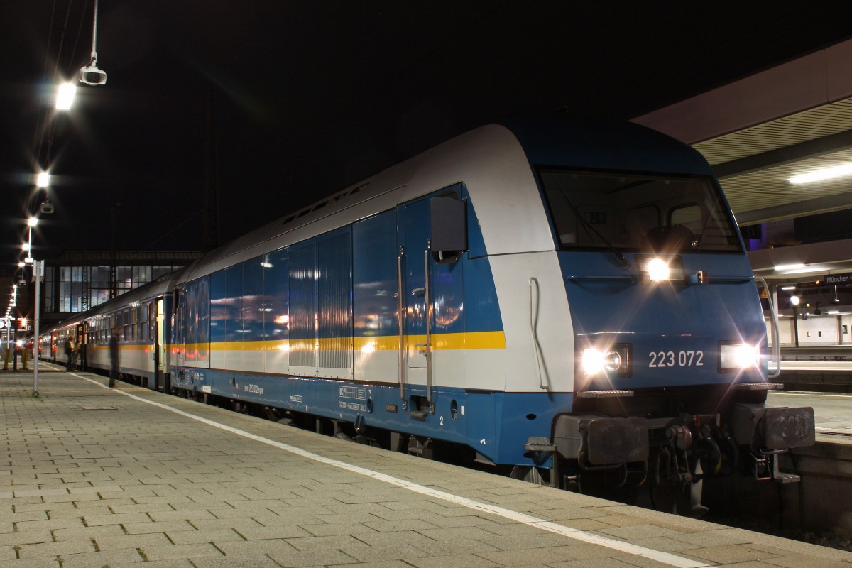 Alex 223 072 am Abend des 9.11.13 mit einem Alex in München Hbf.