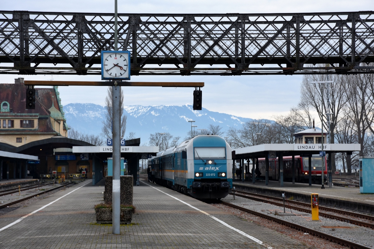 ALEX 223 072 wartet mit ALX84143 im Bahnhof Lindau auf Abfahrt (28.01.2018).