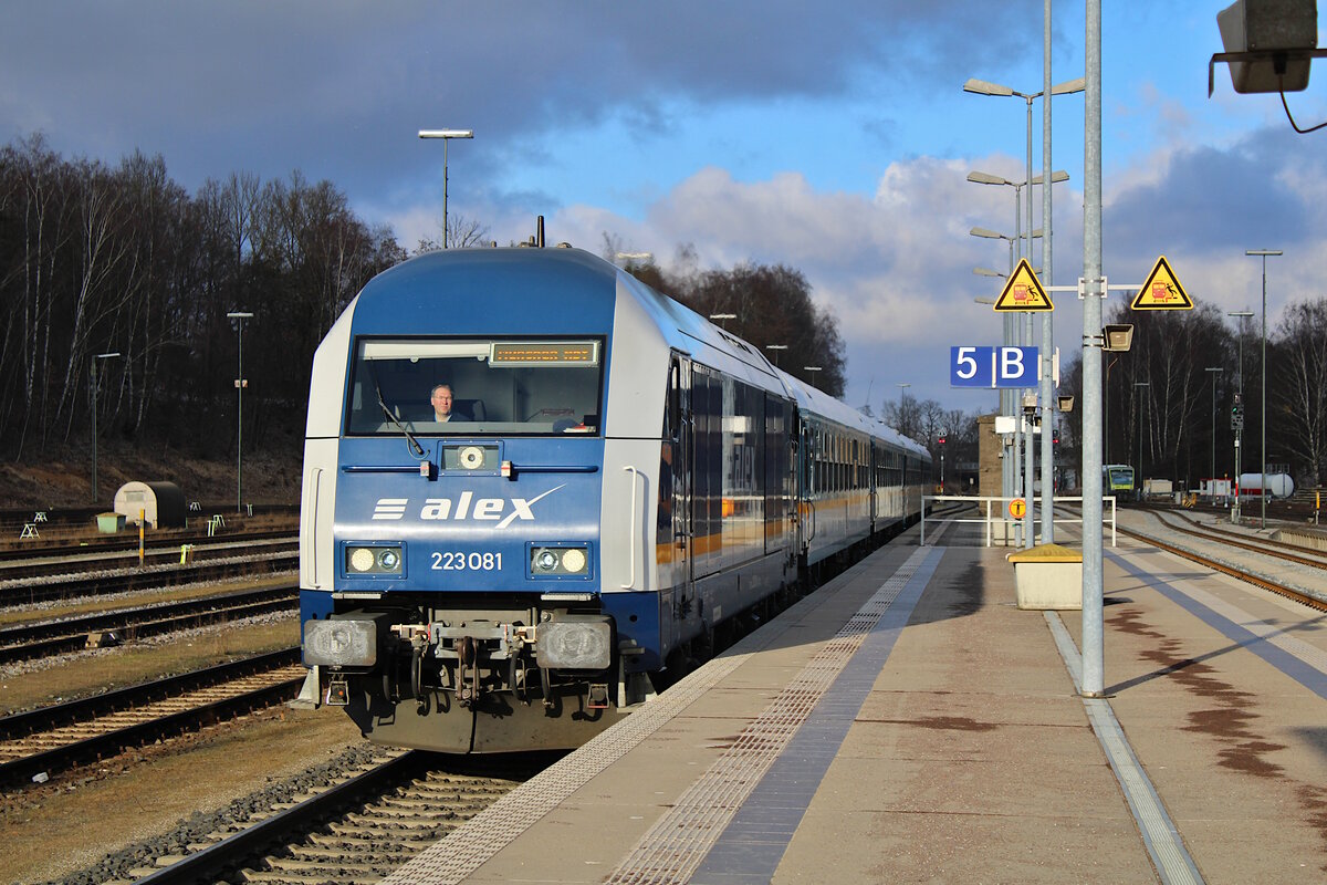 alex 223 081 erreicht mit dem RE von Hof nach München den Bahnhof Marktredwitz. (26.02.2023)