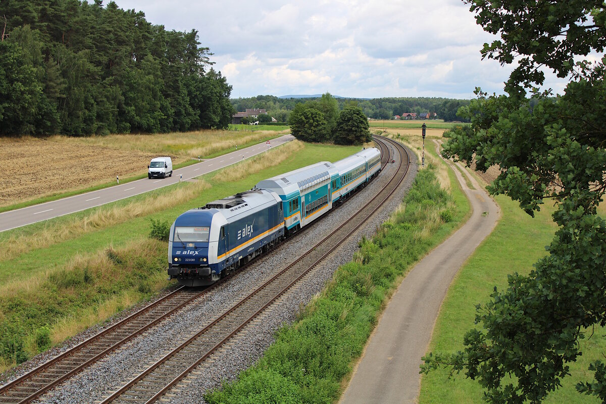 alex 223 081 erreicht mit ihrem RE2 (Hof Hbf - München Hbf) in Kürze den Bahnhof Schwandorf. (26.07.2023)