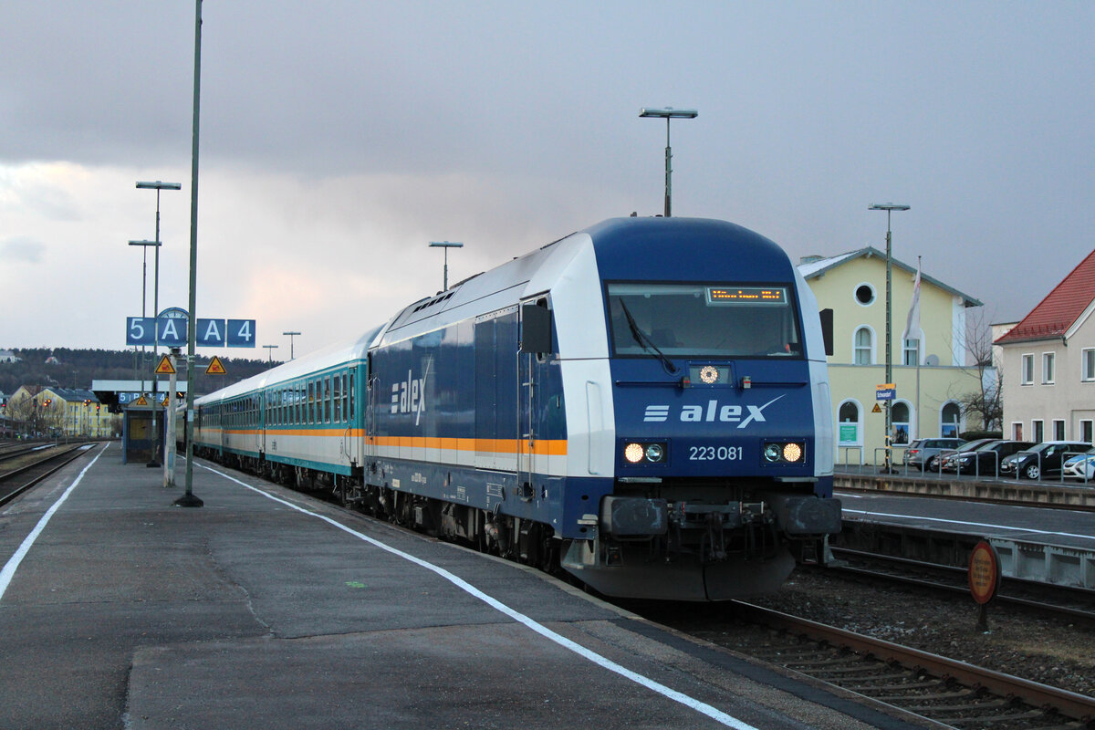 alex 223 081 steht mit den Zugteilen aus Hof und Prag in Schwandorf zur Weiterfahrt nach München Hbf. (26.02.2023)