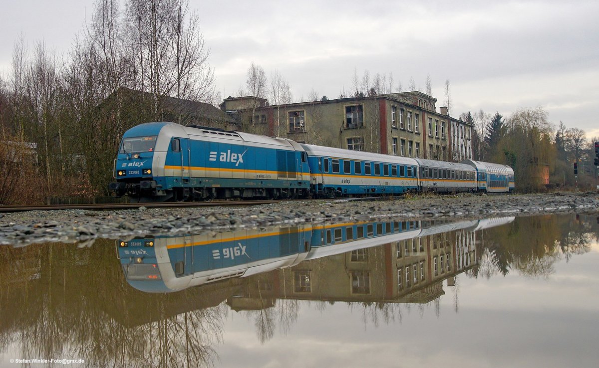 Alex Nord NEU: Am 26.01.2018 kommt der Alx mit drei Wagen aus Richtung Regensburg und passiert meine Fotopfütze in Oberkotzau. Also mir gefällt das so. Leider hab ich früher nicht auf diese Fotomöglichkeit geachtet. Wäre toll, so die alten DB-Baureihen inkl. Schienenbus etc als Bild zu haben. Ok auch damals herrschte quasi Einerlei, aber wann kommt da heut mal ne 218 oder ein 798 vorbei. Hoffentlich erwische ich so auch mal noch nen 628, wenn er auf Überführung ist...