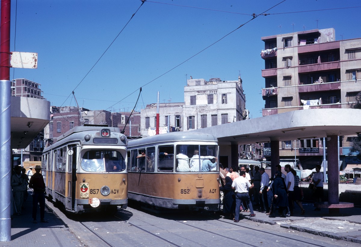 Alexandria am 11. Juni 1974: Die ehemaligen Kopenhagener D�WAG-Gelenktriebwagen 857 (SL 4) und 852 (SL ?) treffen sich am Hauptbahnhof.