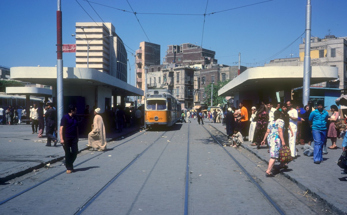 Alexandria ATA SL ? (DÜWAG-GT6 890, ex-Københavns Sporveje 890) Mahatte Misr (: Hauptbahnhof) am 23. Juni 1977.