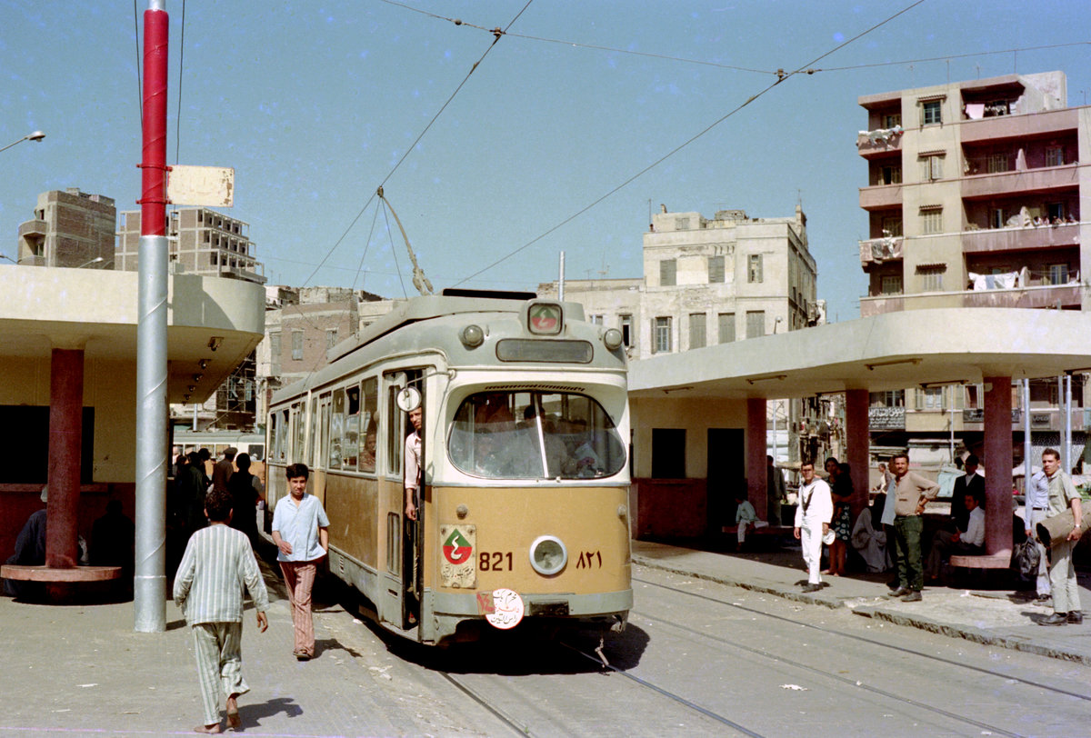 Alexandria: Der ehemalige Kopenhagener GT6 821 (DÜWAG/Kiepe) hält als SL 4 in der Haltestelle Hauptbahnhof. Datum: 11. Juni 1974. - Scan eines Farbnegativs. Film: Kodak Kodacolor II. Kamera: Kodak Retina Automatic II.