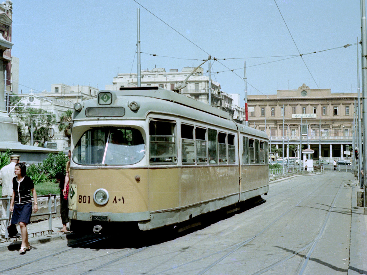 Alexandria: DÜWAG/Kiepe-GT6 801 (ex København / Kopenhagen KS 801) auf der Stadtstraßenbahnlinie 5 am 13. Juni 1974. - Die Straßenbahn Alexandria erhielt in den Jahren 1969, 1971 und 1972 99 Gelenktriebwagen des Typs DÜWAG/Kiepe-GT6 von der Kopenhagen Straßenbahn: Die GT6 801-840 und 842-851 wurden 1969 nach Alexandria verschifft; die GT6 852-876 wurden 1971 und die GT6 877-900 wurden 1972 mit Schiff nach Alexandria transportiert. - Scan eines Farbnegativs. Film: Kodak Kodacolor II. Kamera: Kodak Retina Automatic II.
