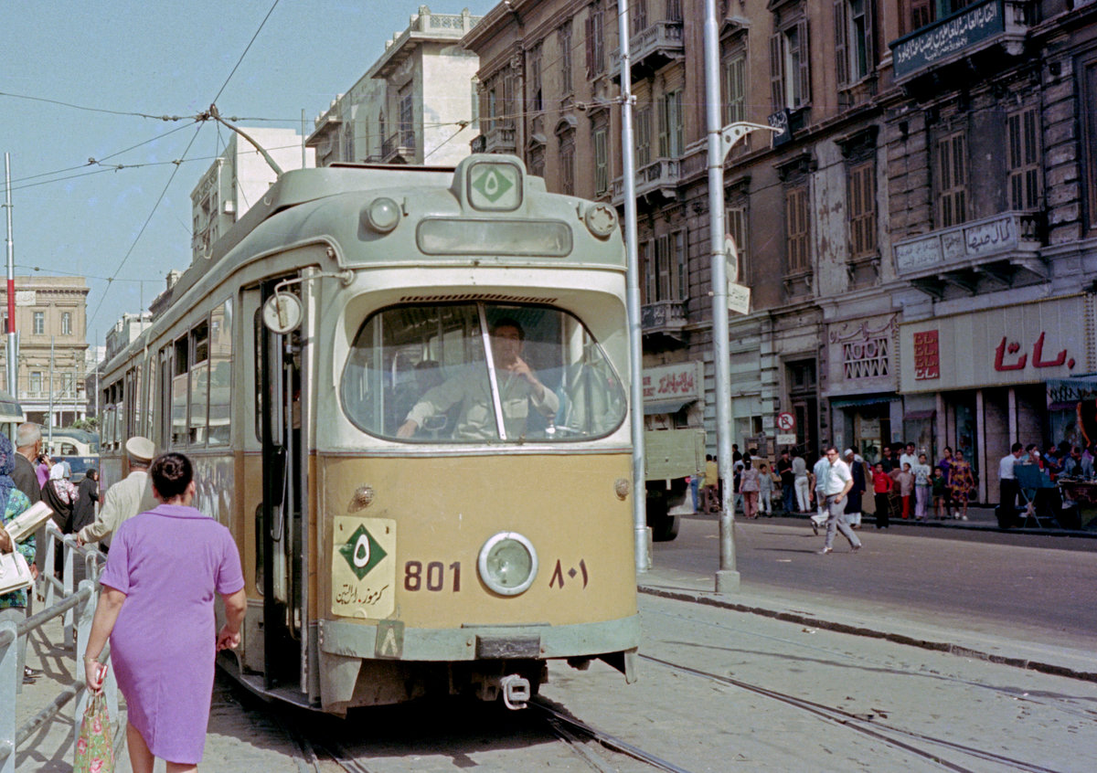Alexandria Stadtstraßenbahnen am 13. Juni 1974: DÜWAG/Kiepe-GT6 801 als SL 5. - Die Kopenhagener Straßenbahn (Københavns Sporveje) erhielt 1960 den GT6 801 als den ersten der neuen Serie Straßenbahntriebwagen, die den teilweise sehr alten Wagenpark ersetzen sollten. Aber die Politiker, Beamten und viele Private samt vielen Interessenorganisationen wünschten eine autogerechte Stadt, weshalb die gänzliche Abschaffung der umweltfreundlichen Straßenbahnen beschlossen und ausgeführt wurde. Ergebnis: Ein Rückschritt zum Status einer Provinzstadt, viele Dieselbusse und ein wachsender Fahrzeugpark, Erhöhung der Luft- und Umweltverschmutzung. Die Stadt Kopenhagen leidet noch unter diesem unverantwortlichen Beschluss. Im Frühling 1972 wurde die letzte Kopenhagener Straßenbahnlinie, die SL 5, eingestellt, aber schon Ende 1969 wurde die ersten GT6, u.a. 801, nach Alexandria verschifft. - Scan eines Farbnegativs. Film: Kodak Kodacolor II. Kamera: Kodak Retina Automatic II. 