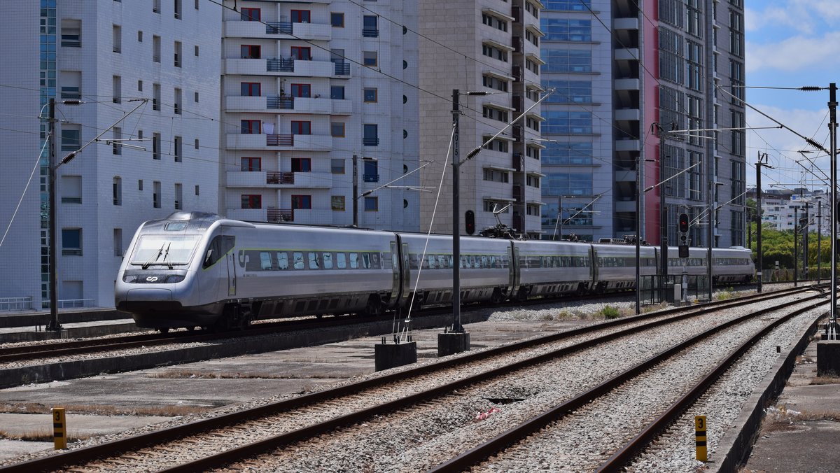 Alfa Pendular aus Richtung Porto verässt Bahnhof Lissabon Oriente am 06.06.2017 in Richtung Lissabon Santa Apolonia.
