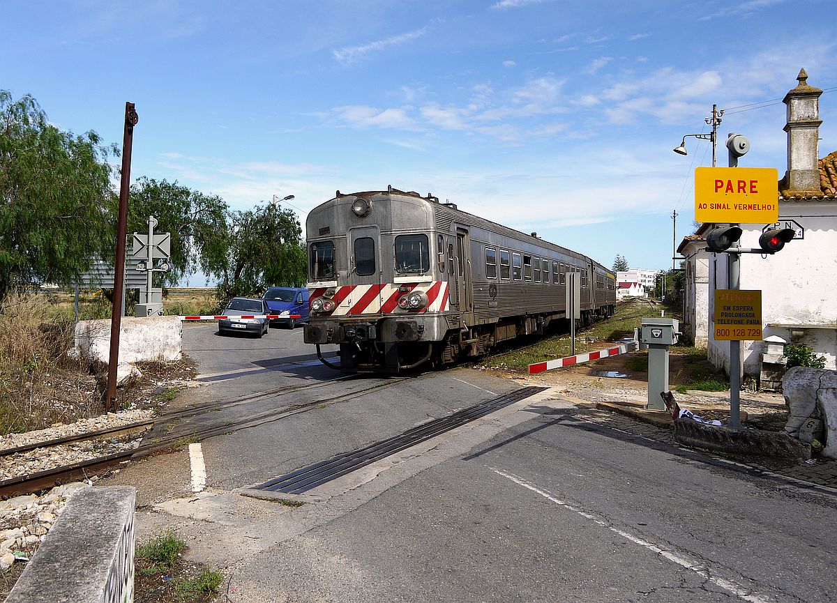 Algarve neu: Einfahrt eines Triebwagenzuges BR 0600 in den Bahnhof von  Fuzeta-Moncarapacho , zwischen  Tavira  und  Faro . 18.5.2011