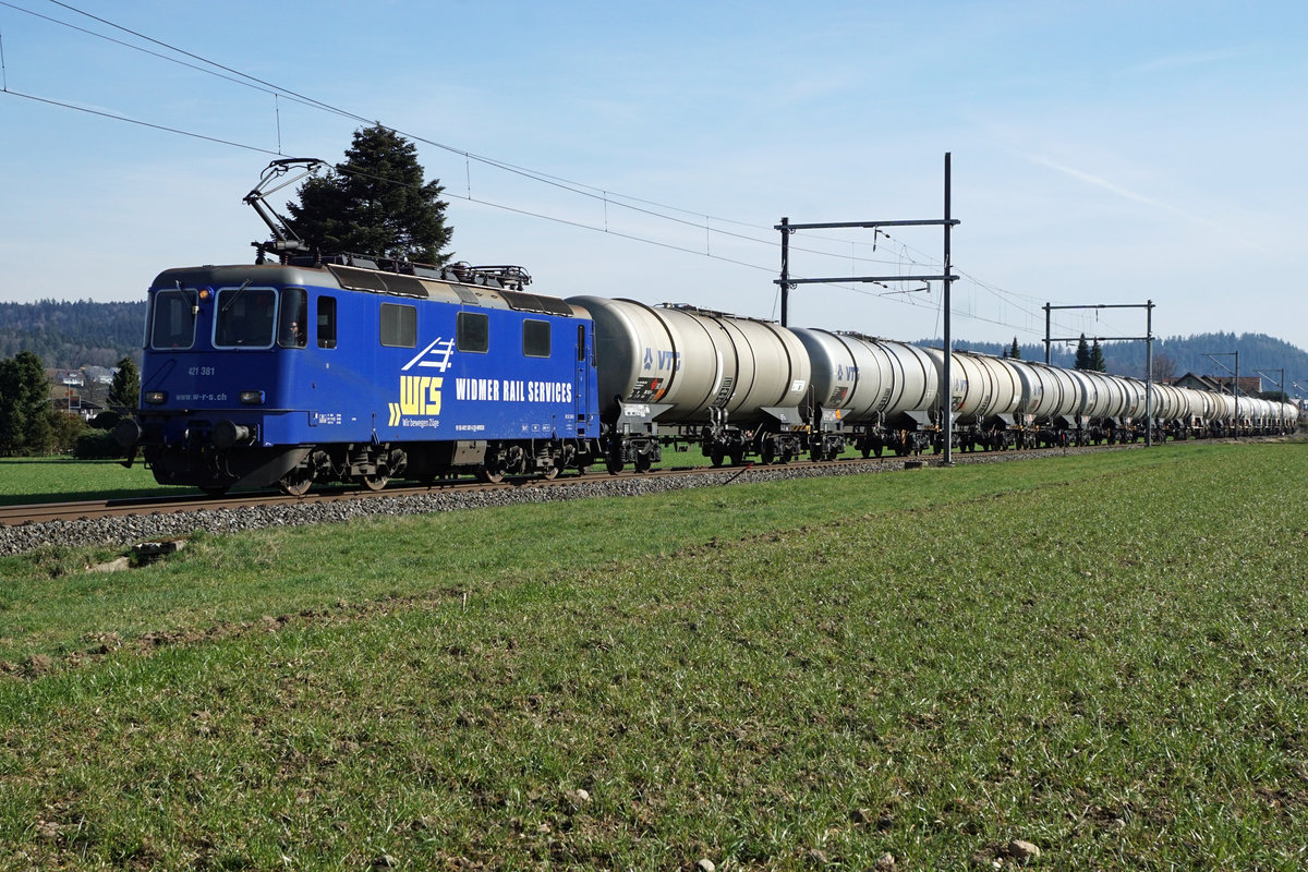 Alkoholzug Schachen LU - Basel geführt mit der WSR Re 421 - 381 bei Langenthal am 21. März 2019.
Foto: Walter Ruetsch
