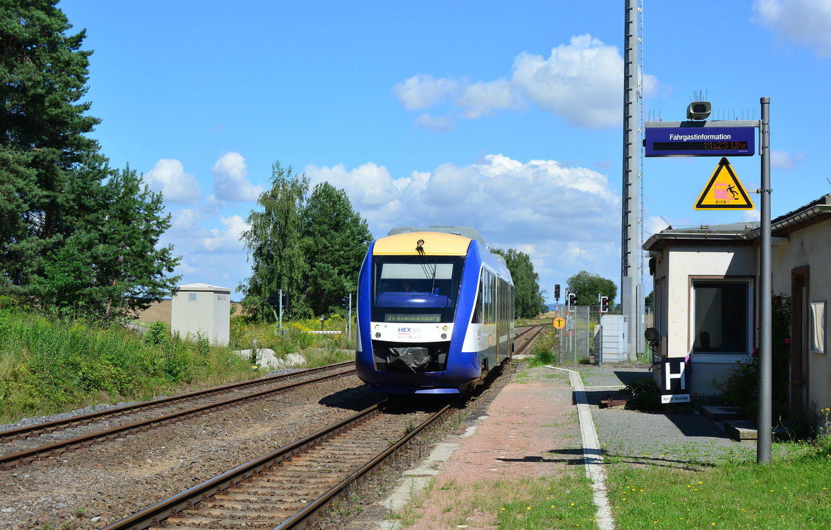 Alle 2 Stunden verkehrt in Börnecke der HEX31 Blankenburg - Halberstadt - Magdeburg.
Heute ist der Bahnhof jedoch nur noch Bedarfshalt. Bei Mitfahrt muss man sich beim ansässigen Fahrdienstleiter melden (hier im Bild rechts).

Börnecke 06.08.2017