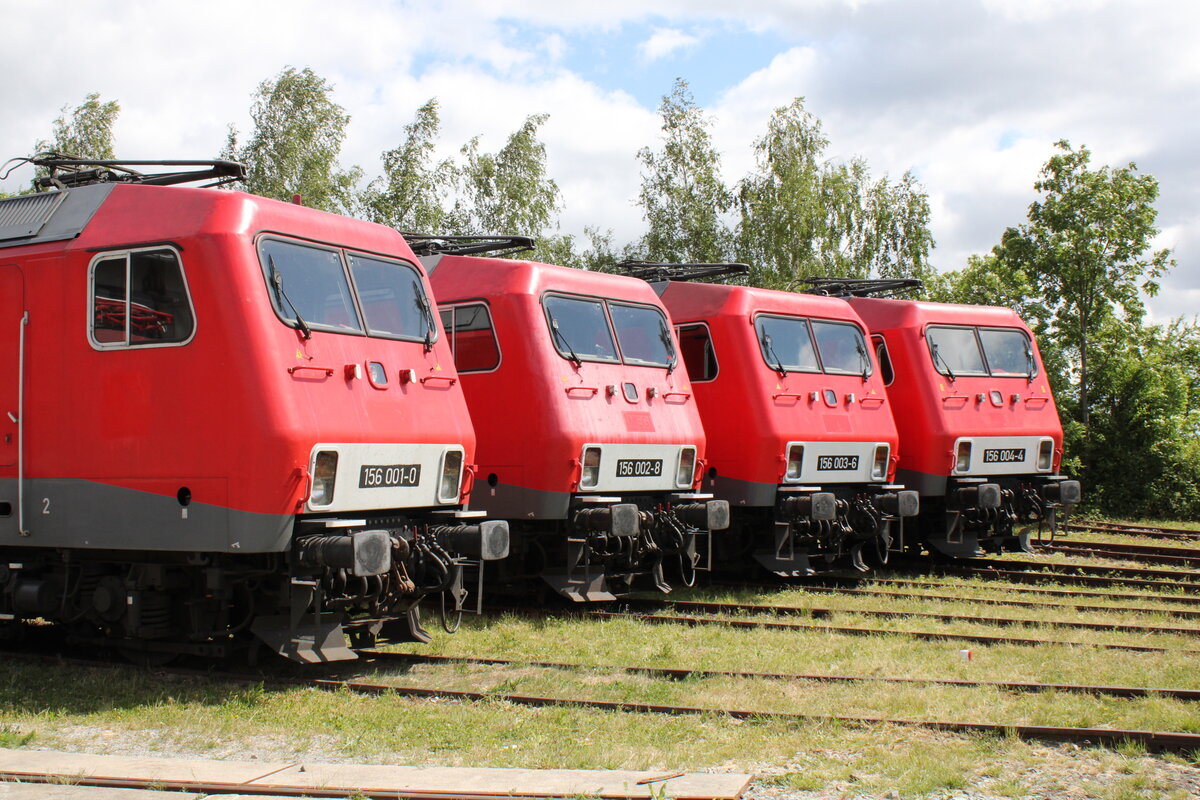 Alle 4 Loks der Baureihe 156 prsentierten sich am 28.05.2022 beim Eisenbahnfest des Thringer Eisenbahnvereins im ehem. Bw Weimar. 156 001-0, 156 002-8, 156 003-6 und 156 004-4 sind mittlerweile alle fr das Fahrzeugwerk Karsdorf unterwegs.
