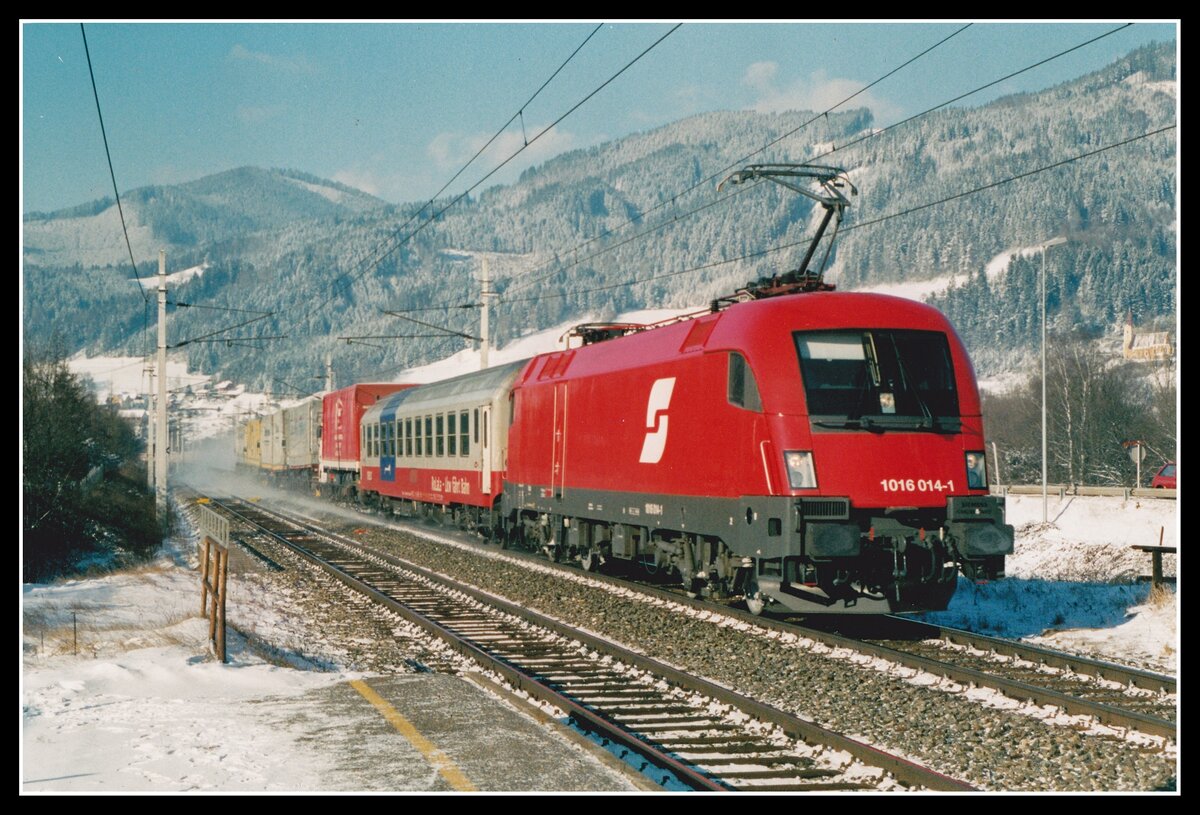 Alle 50 Loks der Baureihe 1016 (Baujahr 2000 - 2001) wurden mit dem alten ÖBB-Zeichen (auch Pflatsch genannt) das an der Seitenwand angebracht ist geliefert. Kurz darauf wurde das Erscheinungsbild geändert und der Pflatsch wurde durch den ÖBB - Schriftzug ersetzt. Dieser wurde auch an den Stirnwänden angebracht. Bei allen Loks wurde diese Änderung relativ rasch durchgeführt. Es existieren aber noch genug altwertige Bilder in Ursprungausführung wie das der 1016 014 die am 8.01.2003 mit der RoLa 42433 durch Oberaich fuhr.