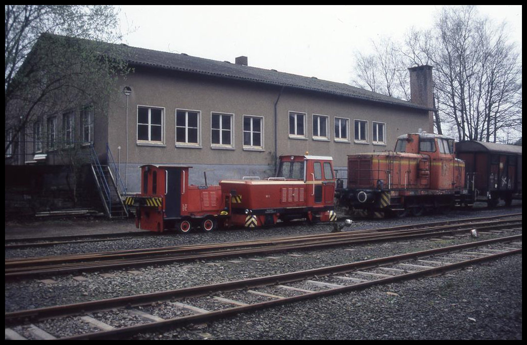 Alle drei hier zu sehenden Klein- bzw. Dieselloks gehörten einst zum Stahlwerk in Georgsmarienhütte. Am 4.4.1999 waren sie bei den Osnabrücker Dampflok Freunden am Piesberg  gelandet . Inzwischen wurden sie teilweise wieder anderweitig abgegeben.
Meines Wissens ist nur noch die kleine Lok  Goliath , links zu sehen, beim ODF verblieben.
Wer es besser bzw. genauer weiß, möge mich hier gerne ergänzen oder korrigieren.