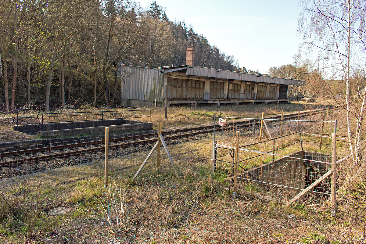 Alle Hochbauten des alten Bahnhopfs von Triebes wurden 2013 nicht abgerissen, hier sieht man einen Güterschuppen, der wohl von den Möbelwerken ZeuTrie benutzt wurde, um u.a. komplett montierte Schrankwände auf die Reise in Richtung Moskau zu schicken. Die Unterführung zum Mittelbahnsteig zeigt, dass der Bahnhof doch einigen Verkehr aufzuweisen hatte, denn so etwas war bei Bahnhöfen dieser Größe eher selten.
Der Streckenast Weida - Mehltheuer, Teil der ehemals sächsischen Strecke Werdau - Mehltheuer, ist heute Bestandteil der KBS 546. Diskussionen um den weiteren Erhalt gibts auch hier, obwohl es eine landschaftlich äußerst reizvolle Strecke ist. 19.04.2015 