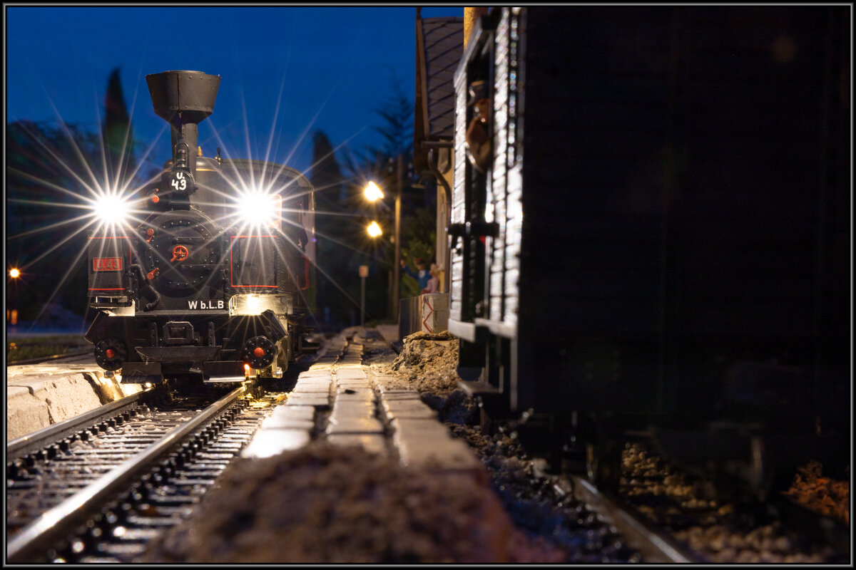 Alle Jahre wieder ,... 
Dampft es auf den Gleeisen derr GGB und das natürlich auch am Abend . 
Hier die U43 im Bahnhoff Trassdorf am 15.August 2022
