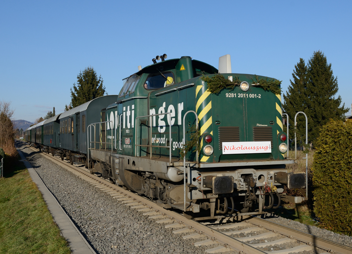 Alle Jahre wieder.........fährt der festliche geschmückte  Wieser Nikolauszug  mit der 1100.1 (ex Layritz, DB 211 170) vom Köflacherbahnhof nach Wies-Eibiswald so auch heute den 3. Dezember 2017, fotografiert in Graz Webling.

Wünsche einen geruhsamen ersten Adventsonntag!