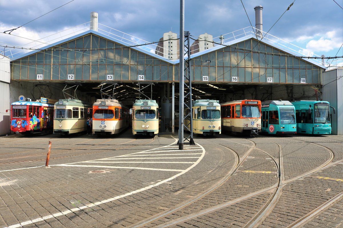 Alle VGF Betriebsfähigen Fahrzeuge nebeneinander. K-Wagen 106, L-Wagen 124, M-Wagen 102, N-Wagen 112, O-Wagen 110, Pt-Wagen 148, R-Wagen 007 und S-Wagen 218 am 16.06.19 in BB Gutleut zur 100 Jahre Feier dieses Betriebshofes in Frankfurt am Main 