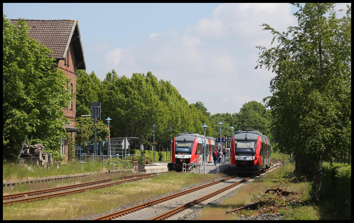 Alle zwei Stunden gibt es planmäßig eine Zugkreuzung im Bahnhof Hohenwestedt, wenn auch der VT nach Büsum auf der Strecke ist. Am 26.05.2020 war dies um 14.00 Uhr der Fall. Links steht am alten Hausbahnsteig der VT 648144 der AKN nach Büsum. Rechts wartet der VT 648 nach Neumünster auf Ausfahrt.