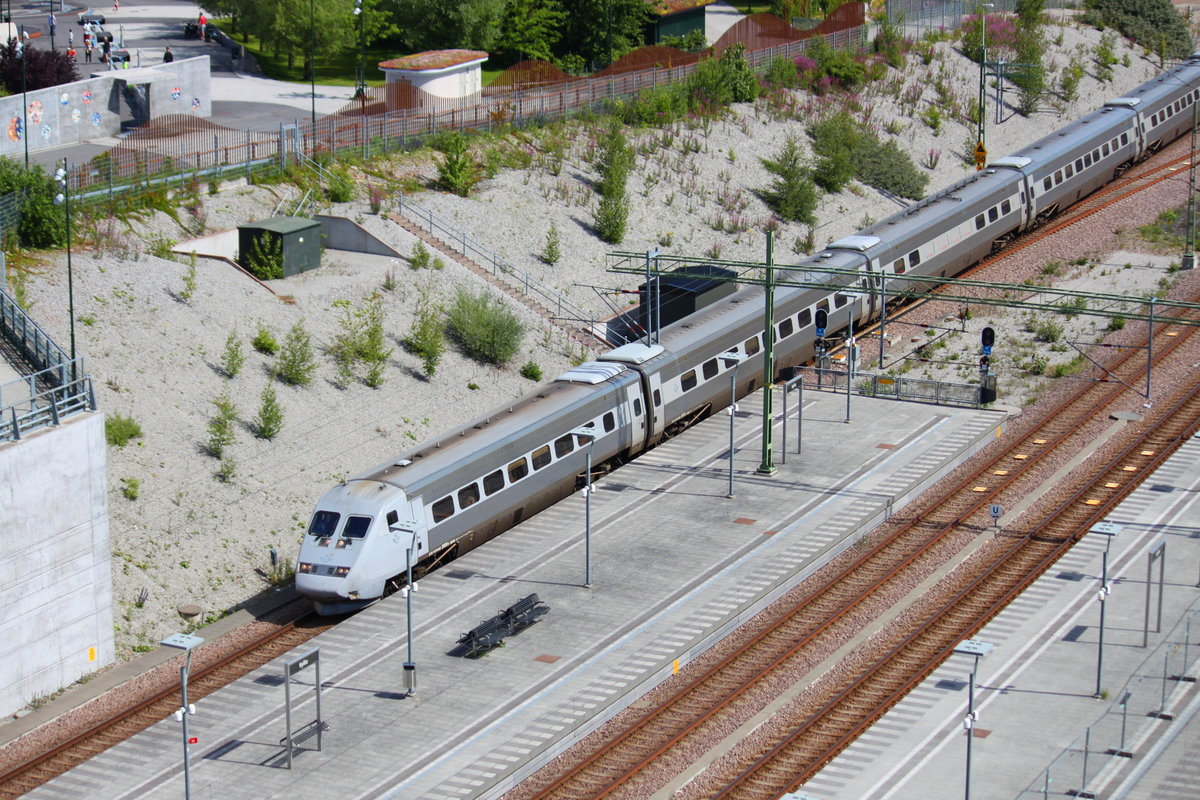 Alle zwei Stunden verbindet ein Snabbtåg Stockholm und Göteborg mit Kopenhagen. Um im Bahnhof Malmö C nicht die Fahrtrichtung wechseln zu müssen durchfahren die Züge seit einigen Jahren den neuen Citytunnel, welcher im Süden bei der Station Hyllie wieder ans Tageslicht kommt. Am 06.07.2017 ist ein Snabbtåg nach Kopenhagen beim Bahnhof Hyllie unterwegs.