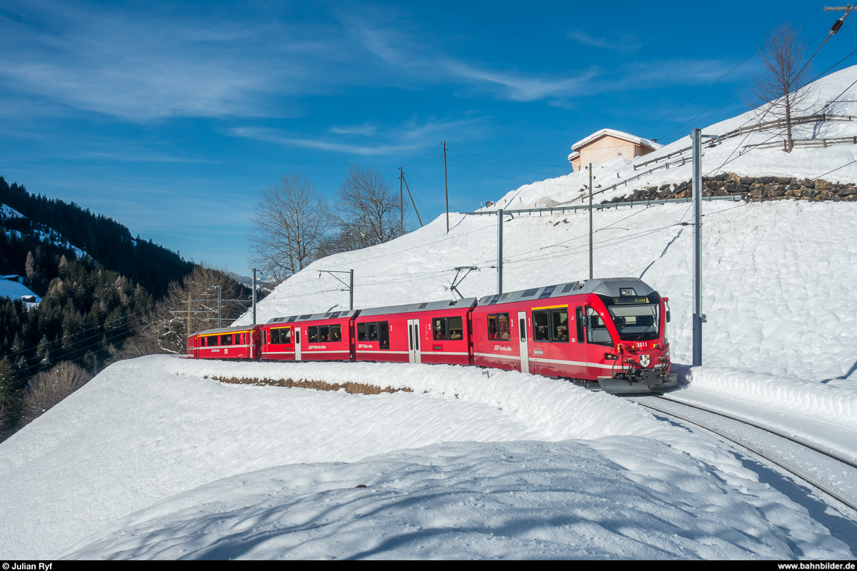 Allegra 3511 mit Regio Chur - Arosa am 24. Januar 2018 zwischen Peist und Langwies.