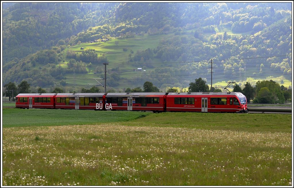 Allegra ABe 4/16 3105 als S1 1527 zwischen Igis und Zizers. (03.05.2014)