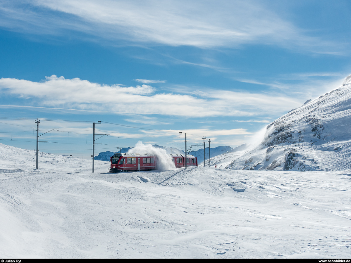 Allegra ABe 8/12 3514 wirbelt am 28. Januar 2018 mit seinem Regio Tirano - St. Moritz zwischen Alp Grüm und Ospizio Bernina gehörig Schnee auf.