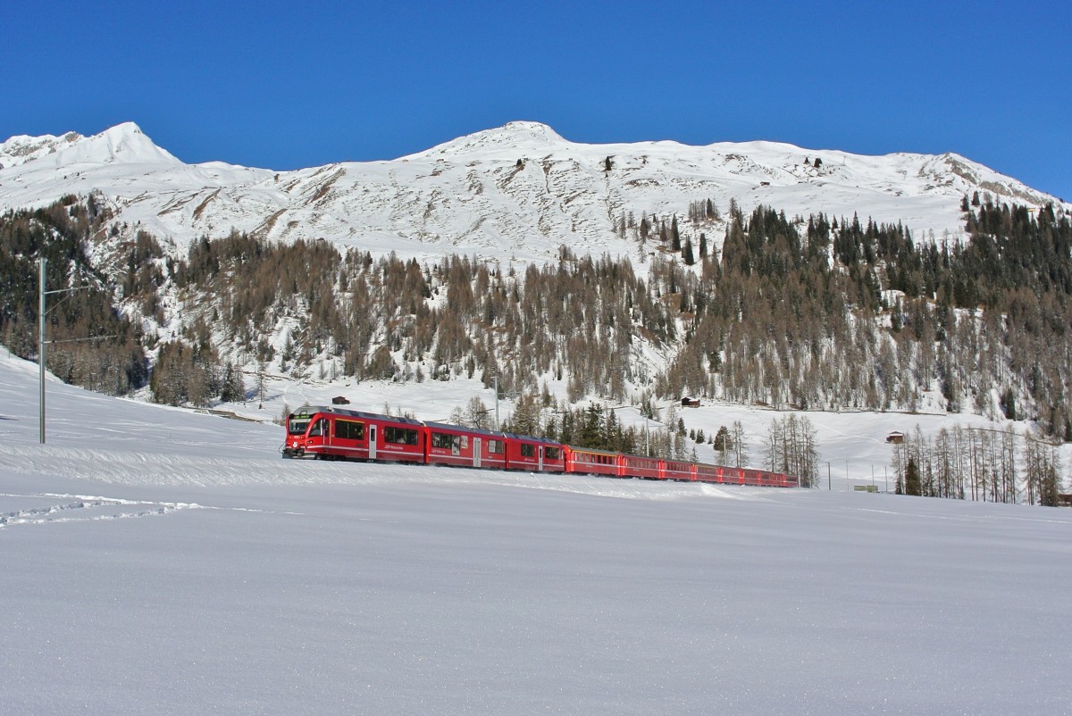 Allegra ABe 8/12 3515 mit 8 Personen- und einem Gepäckwagen als RE 1033 bei Davos Wolfgang, 31.12.2013.