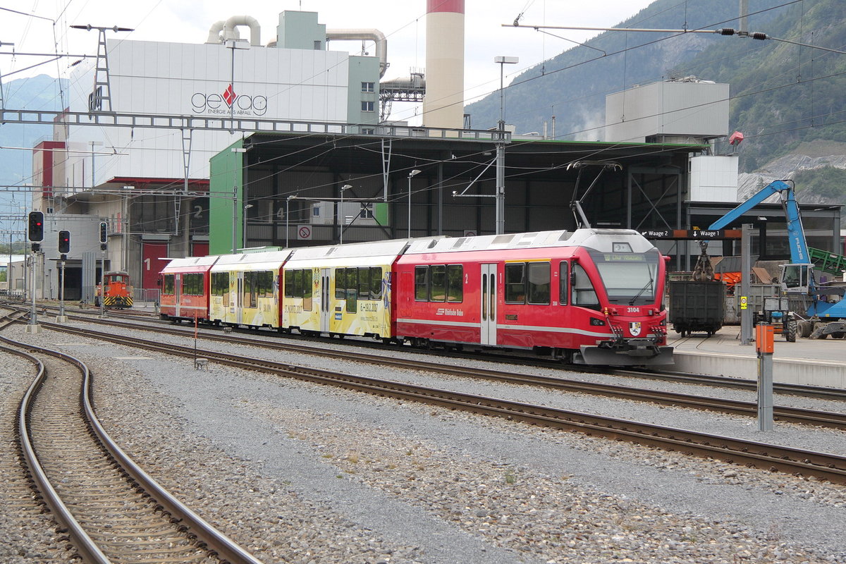 Allegra ABe4/16 nach Rhäzüns mit Werbung für die Ski WM 2017 in St.Moritz auf den Mittelwagen bei der Ausfahrt in Untervaz/Trimmis 21.06.16