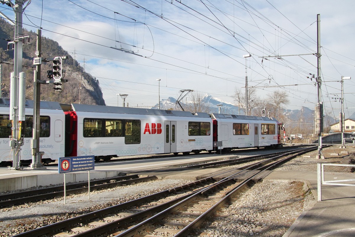 Allegra Triebzug ABe 8/12 mit ABB Werbung nach Davos,bei der Ausfahrt in Landquart.Seit 1913 bestehen schon geschäftliche Beziehungen zwischen der ABB(BBC)und der Rhätischen Bahn.21.01.15