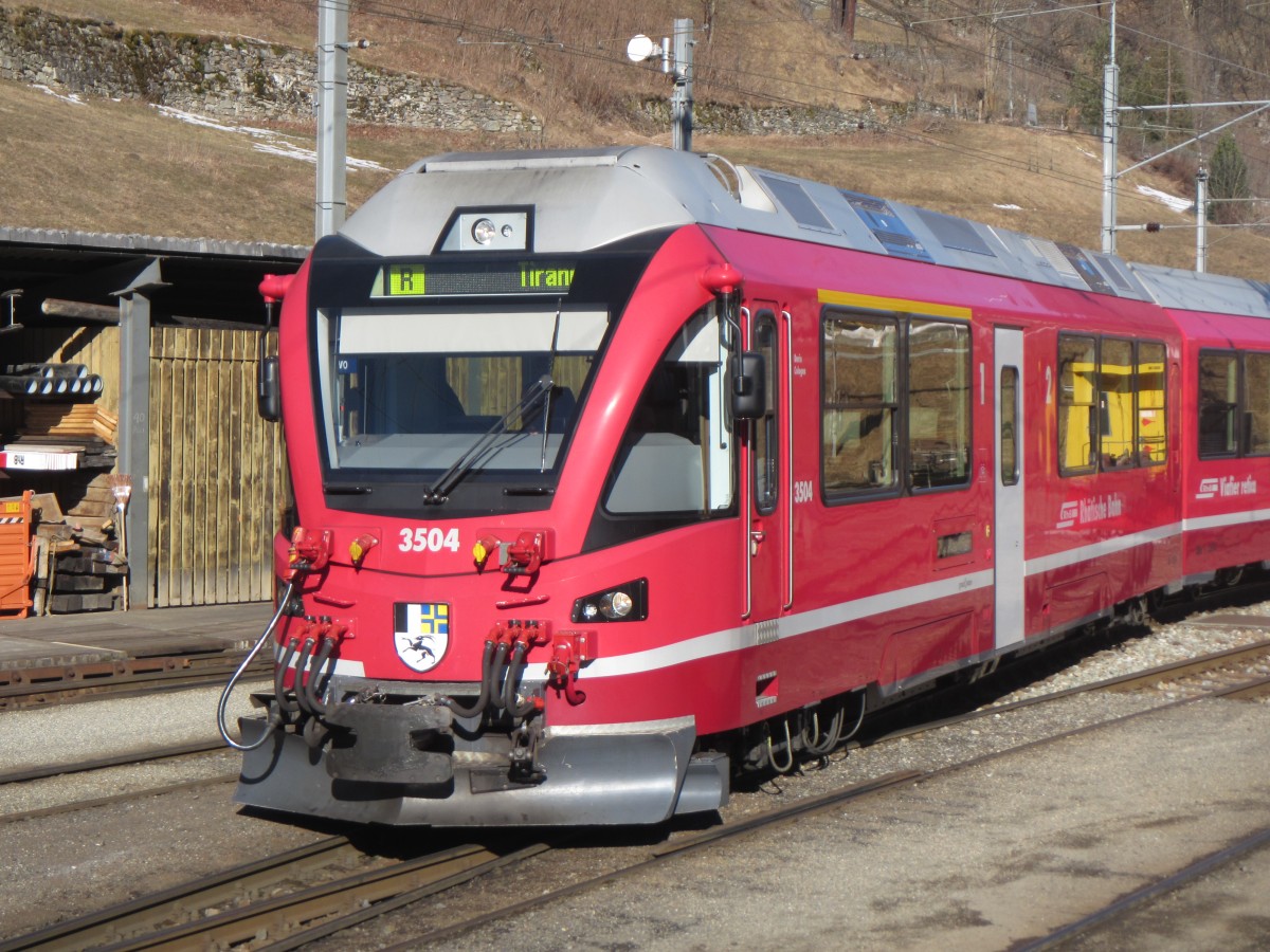 Allegra Zweistromtriebzug ABe 8/12 3504 mit dem Regio 1617 St. Moritz-Tirano bei der Einfahrt im Bahnhof Poschiavo am 13.02.15.