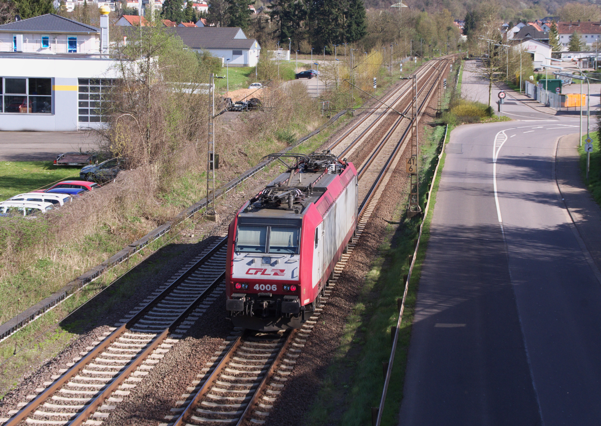 Alleine unterwegs, war am 12.04.2015 die CFL 4006. Sie kam aus Richtung Trier und hat gerade den Stadtrand von Merzig erreicht. Bahnstrecke 3230 Saarbrücken - Karthaus 