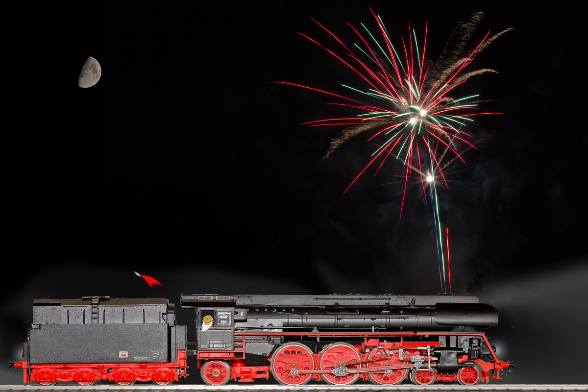 Allen die Spass an und mit Bahnbildern, sowie Bahnvideos haben, wünsche ich einen guten Rutsch und ein erfolgreiches Jahr 2015.
Auf dem zusammengebastelten Bild ist eine Piko H0 Dampflok der BR 01 zu sehen. - Dez. 2014