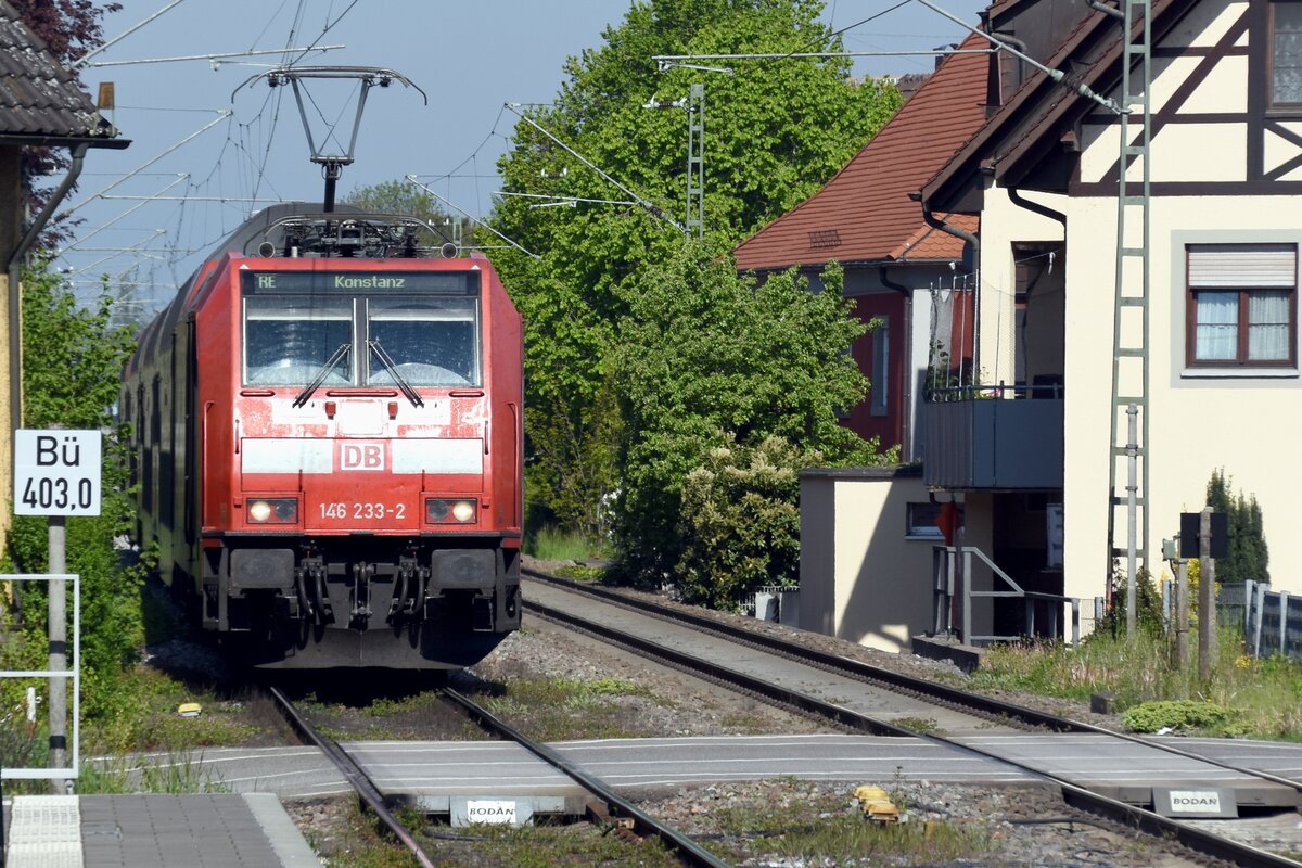 ALLENSBACH (Landkreis Konstanz), 04.05.2023, 146 233-2 als RE2/Baden-Württemberg nach Konstanz bei der Einfahrt in den Bahnhof Allensbach
