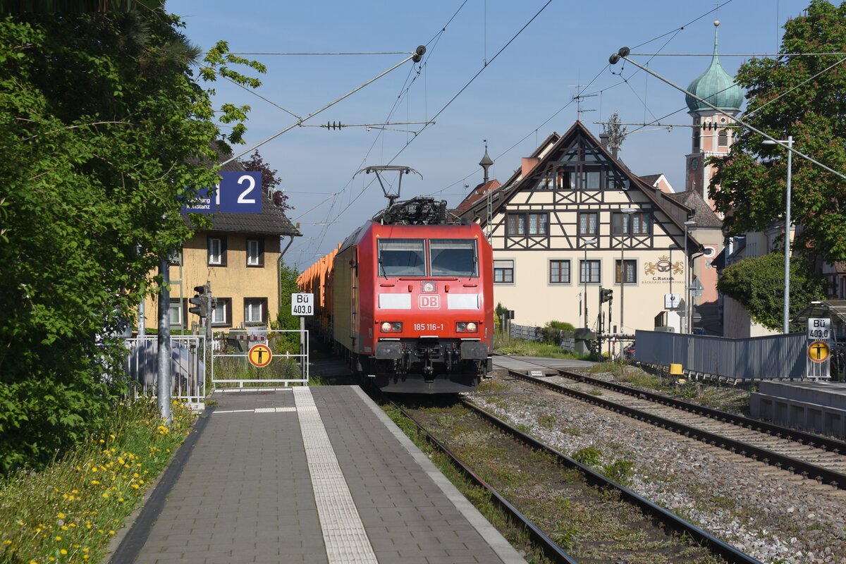 ALLENSBACH (Landkreis Konstanz), 04.05.2023, 185 116-1 fährt mit einem Güterzug durch den Bahnhof Allensbach