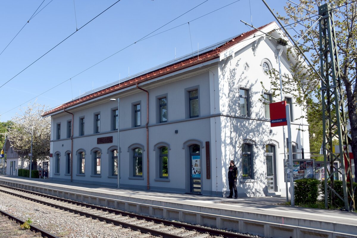 ALLENSBACH (Landkreis Konstanz), 04.05.2023, das Bahnhofsgebäude an Gleis 1