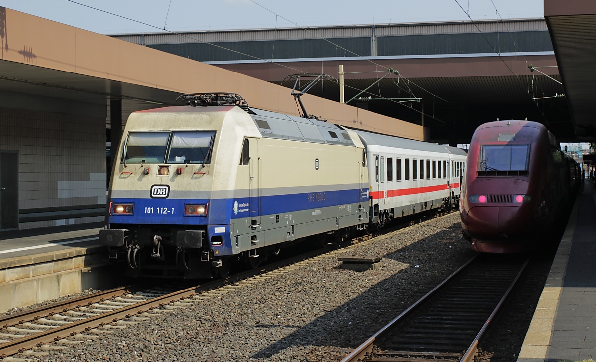 Aller guten Dinge sind drei: Zweimal hatte mich die  Rheingold -101 112-1 so überrascht, dass keine guten Aufnahmen möglich waren. Am 19.07.2018 konnte sie mir im Düsseldorfer Hauptbahnhof aber nicht entkommen, daneben ein gerade aus Paris eingetroffener Thalys
