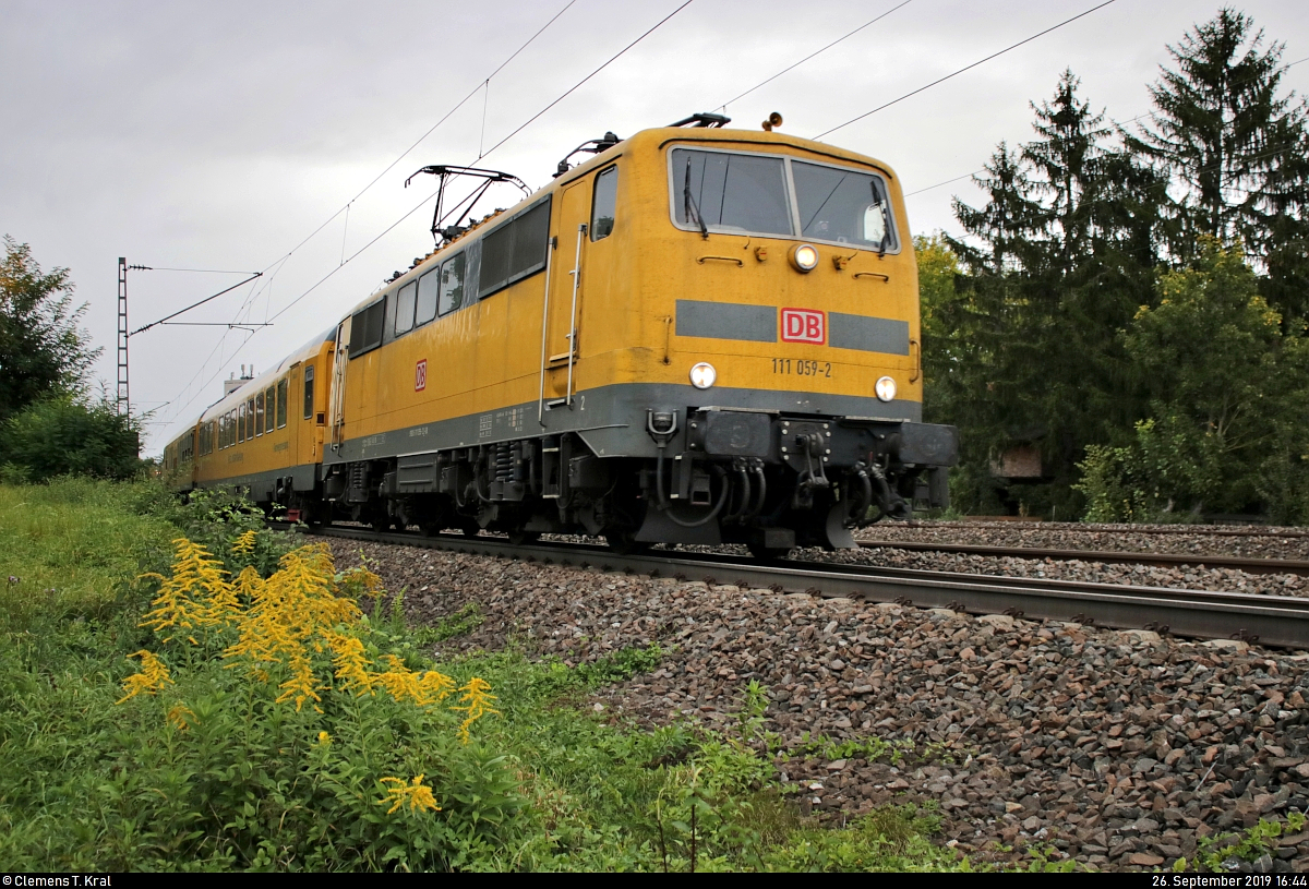 Aller guten Dinge sind drei - und so erwischte ich den bereits in Stuttgart-Zuffenhausen und Ludwigsburg zufällig fotografierten Messzug diesmal noch in Asperg auf der Bahnstrecke Stuttgart–Würzburg (Frankenbahn | KBS 780), Fahrtrichtung Kornwestheim. Dessen Fahrplan war mir nicht bekannt.
Er besteht aus 111 059-2, einem Messwagen und dem Versorgungssteuerwagen 721 101 (99 80 93 60 007-5 D-DB) der DB Netz AG.
[26.9.2019 | 16:44 Uhr]