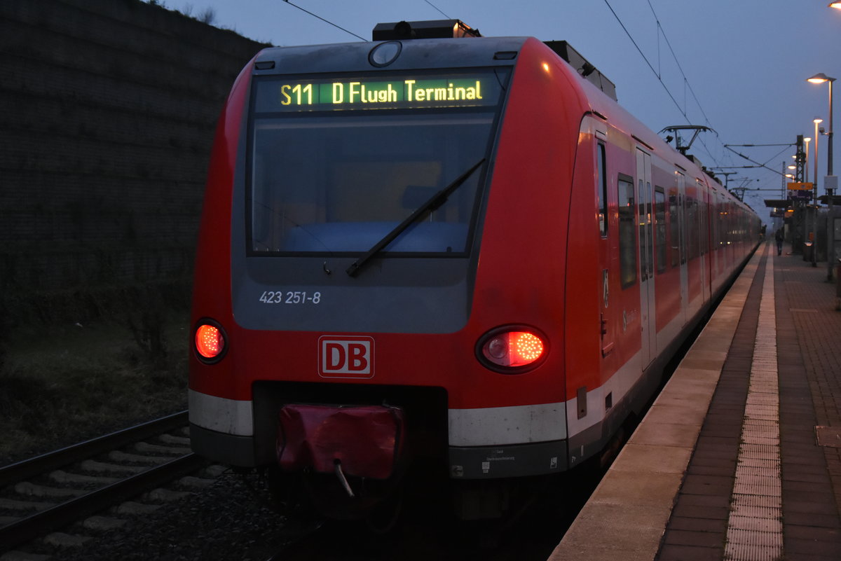 Allerheiligen den 12.1.2018
Nachschuß auf den 423 251-8 der als S11 nach Düsseldorf Flughafen Terminal fahrend 
gerade am Bahnsteig steht und gleich nach Neuss Norf weiter fährt.