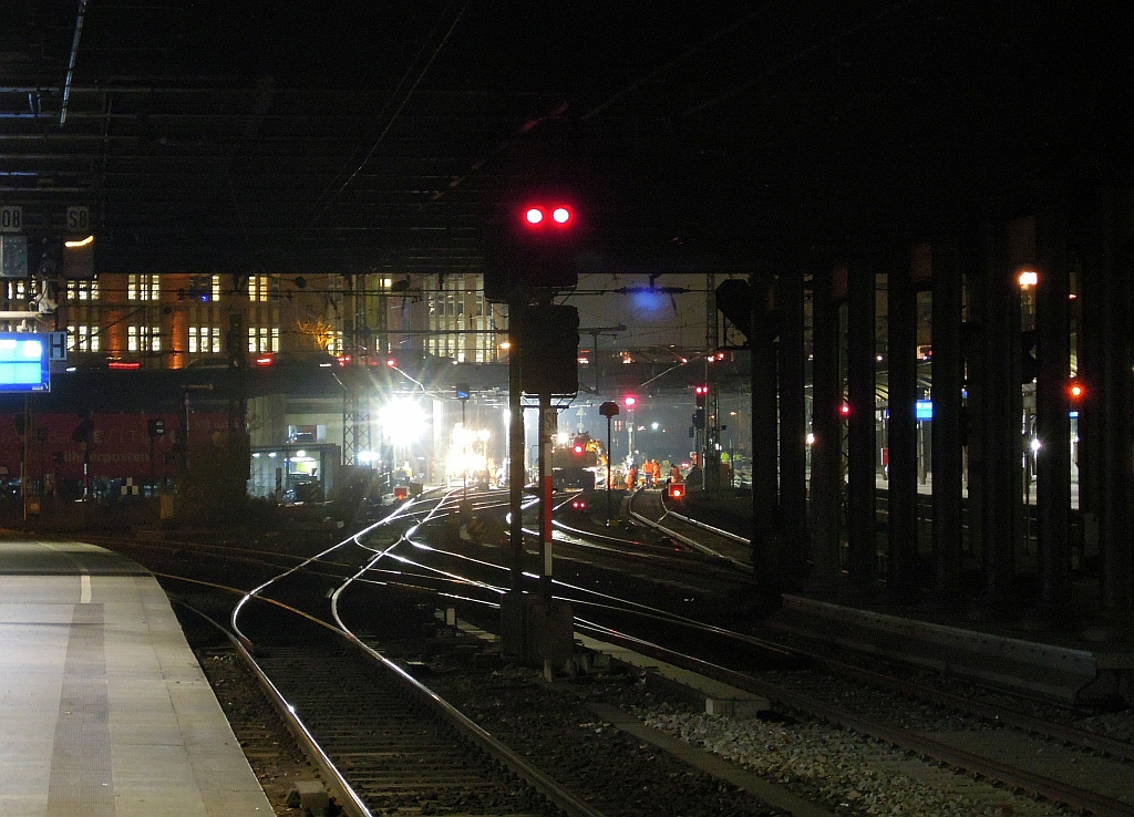 Alles auf Rot: Gleisbauarbeiten im sdlichen Vorfeld des Hamburger Hauptbahnhofs. 18.11.2013