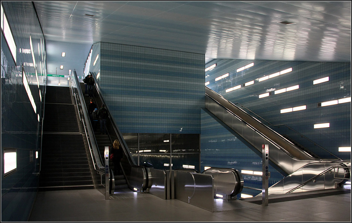 Alles Blau -

Großzügiger Treppenabgang an der U-Bahnstation Überseequartier in der Hamburger Hafencity. Die blaue Farbe soll die Unterwasserwelt symbolisieren. Die Planer sind netzwerkarchitekten aus Darmstadt, die auch für die U-Bahnhöfe der Düsseldorfer Wehrhahnlinie verantwortlich zeichneten.

10.10.2015 (M)

