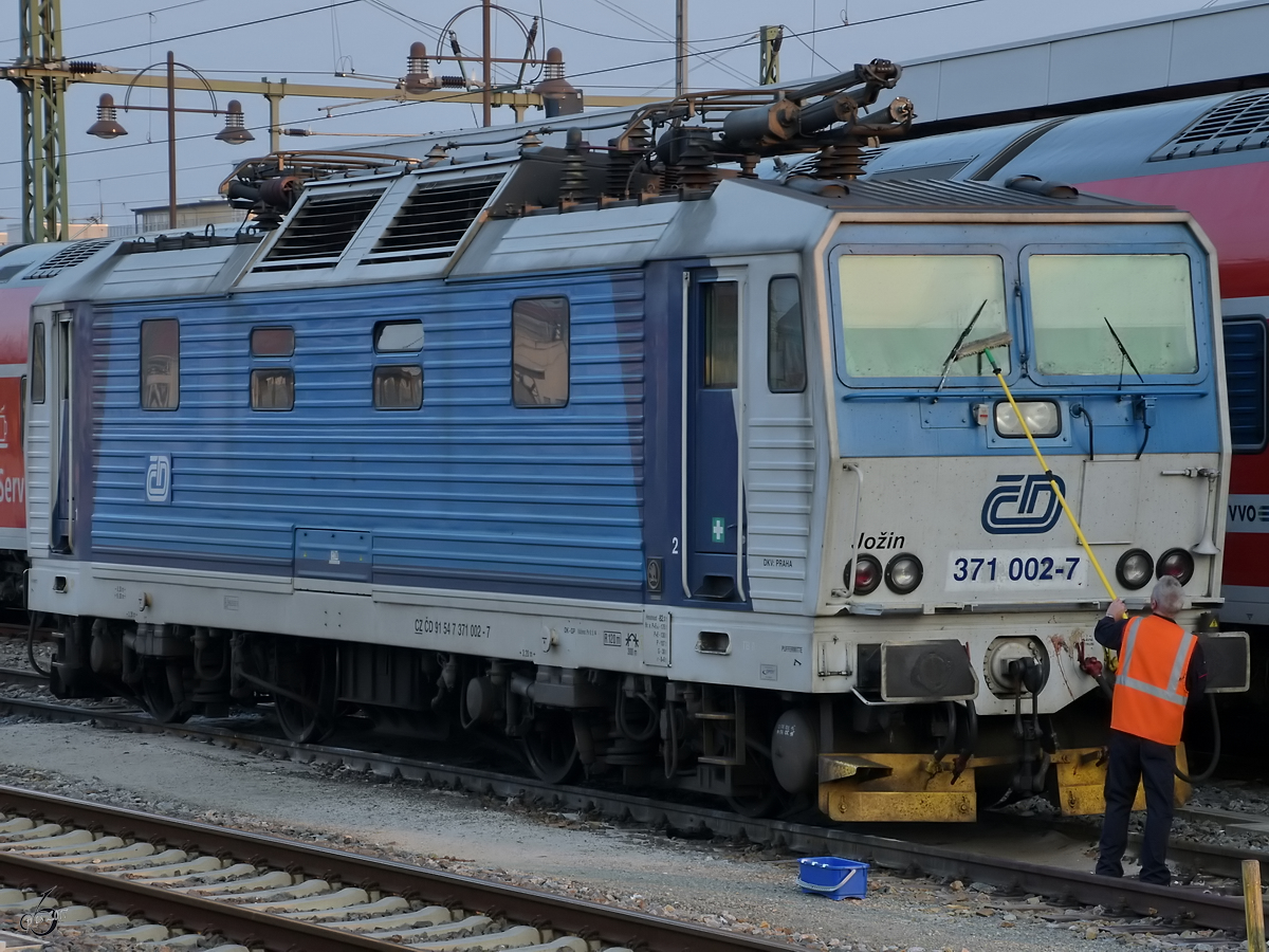 Alles für einen besseren Durchblick... Fensterreinigung bei der Elektrolokomotive 371 002-7 nach der Ankunft am Dresdener Hauptbahnhof. (April 2017)
